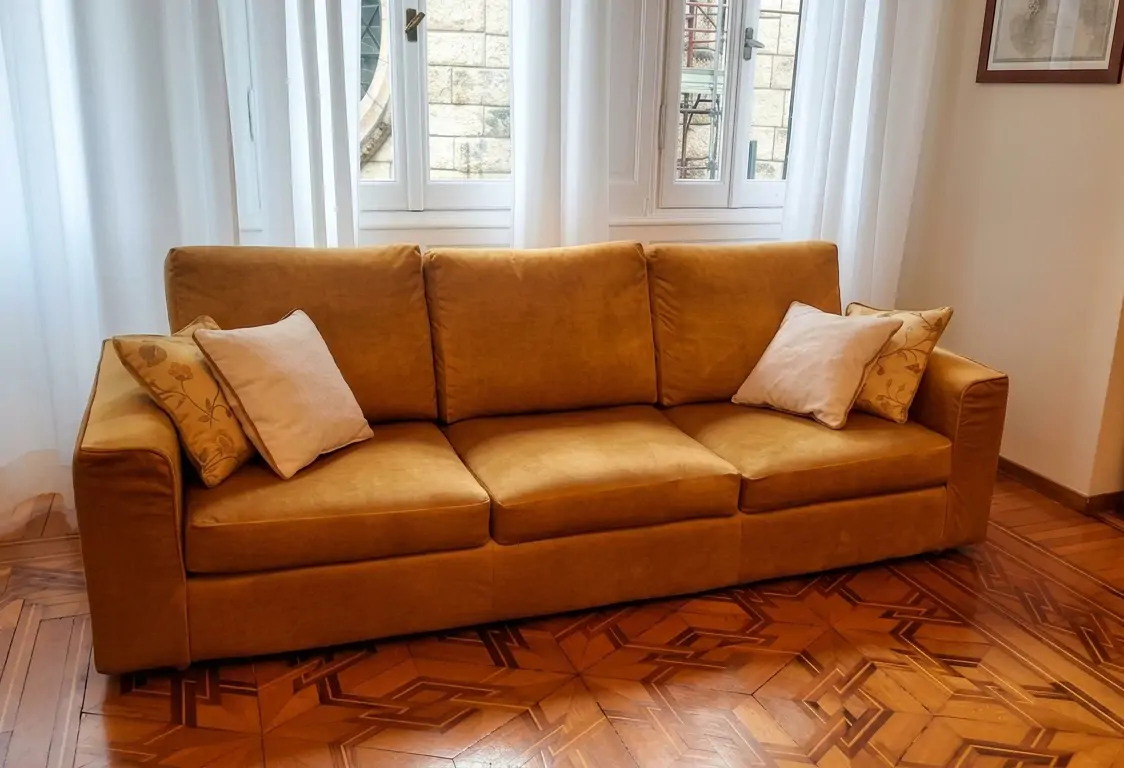 Divano in microfibra con cuscini decorativi