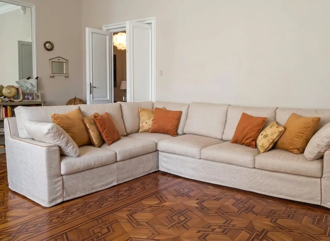 Divano con cuscini coordinati